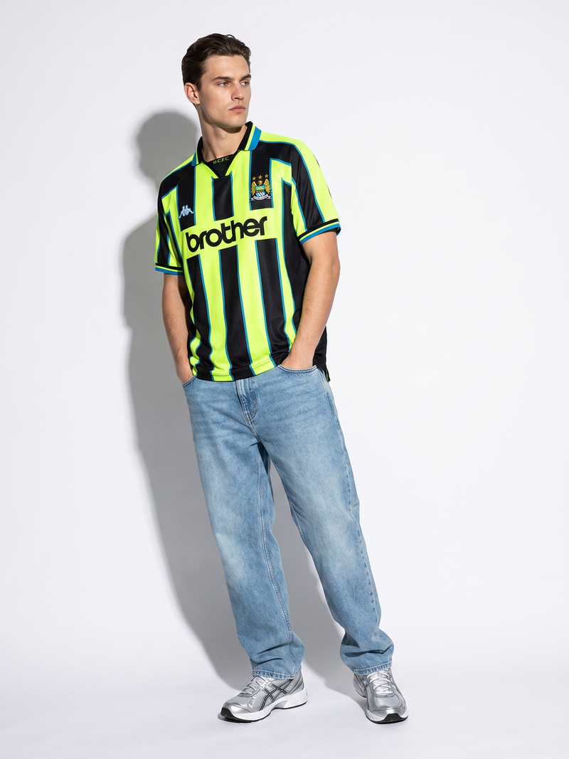 Manchester United Away Shirt 2002/03 - Image 3