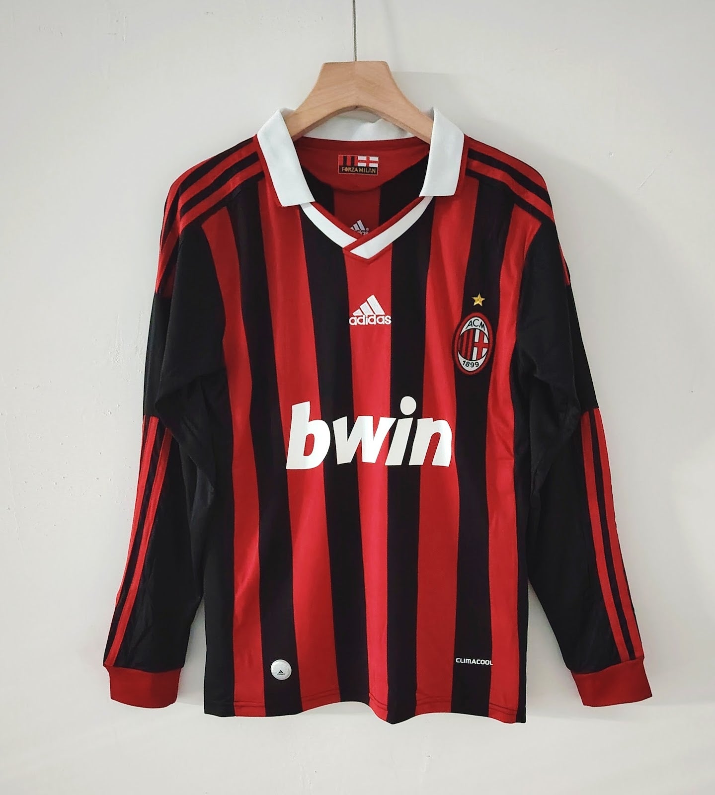 AC Milan 09/10 Home Retro — The Rossoneri Classic - Gallery 1