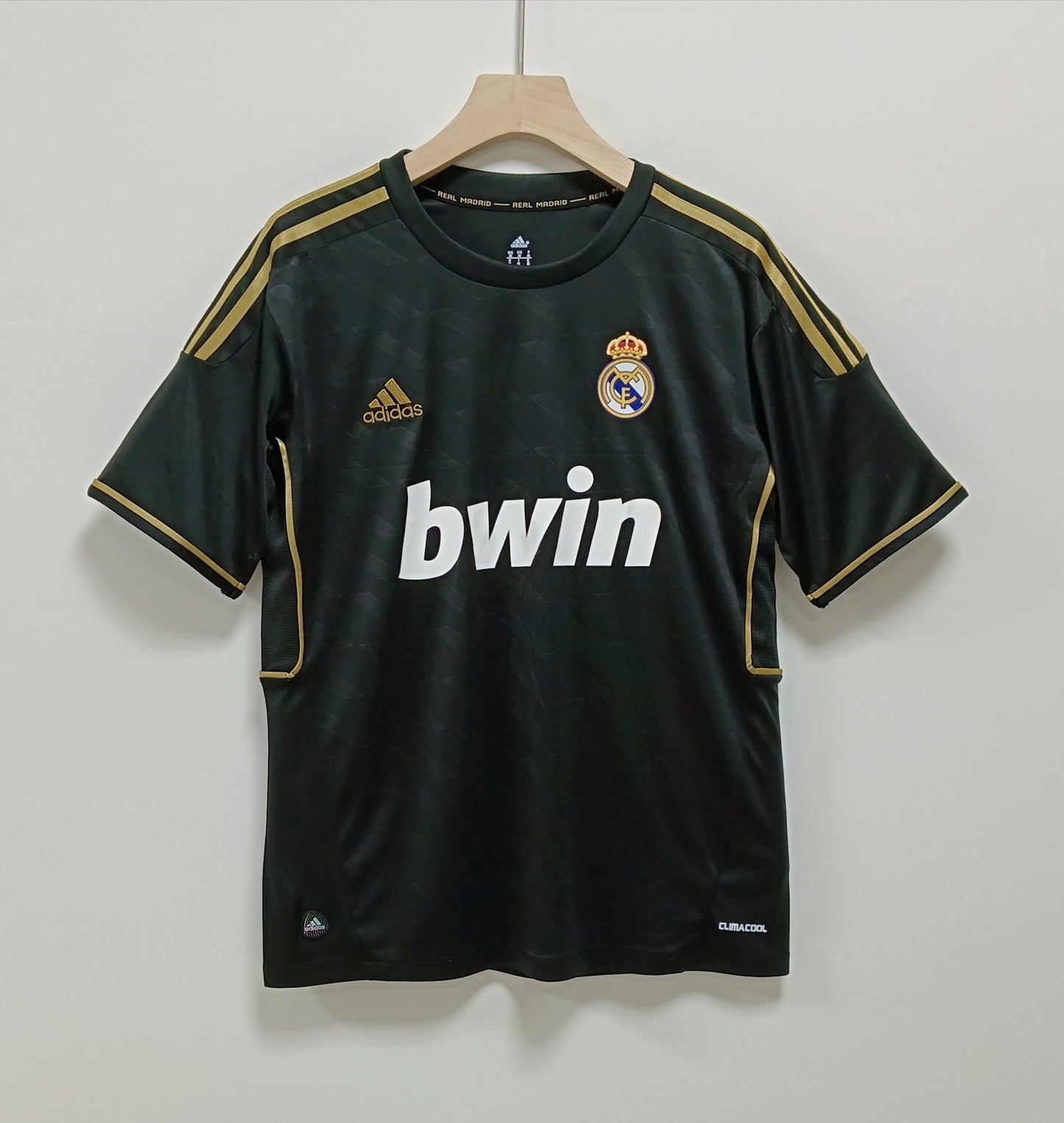 Real Madrid 97/98 Away Retro Jersey — The Black Legend