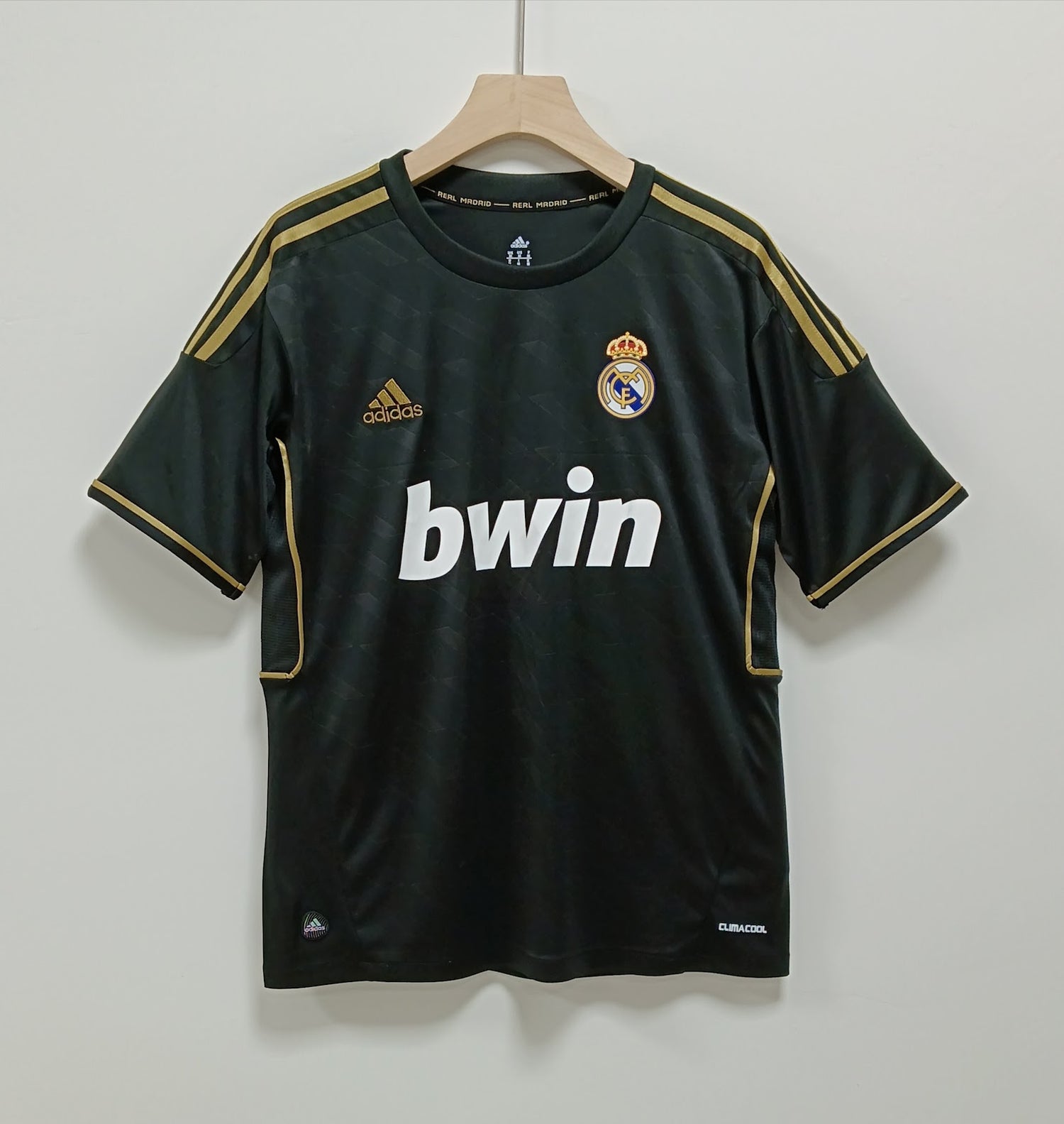 Real Madrid 97/98 Away Retro Jersey — The Black Legend