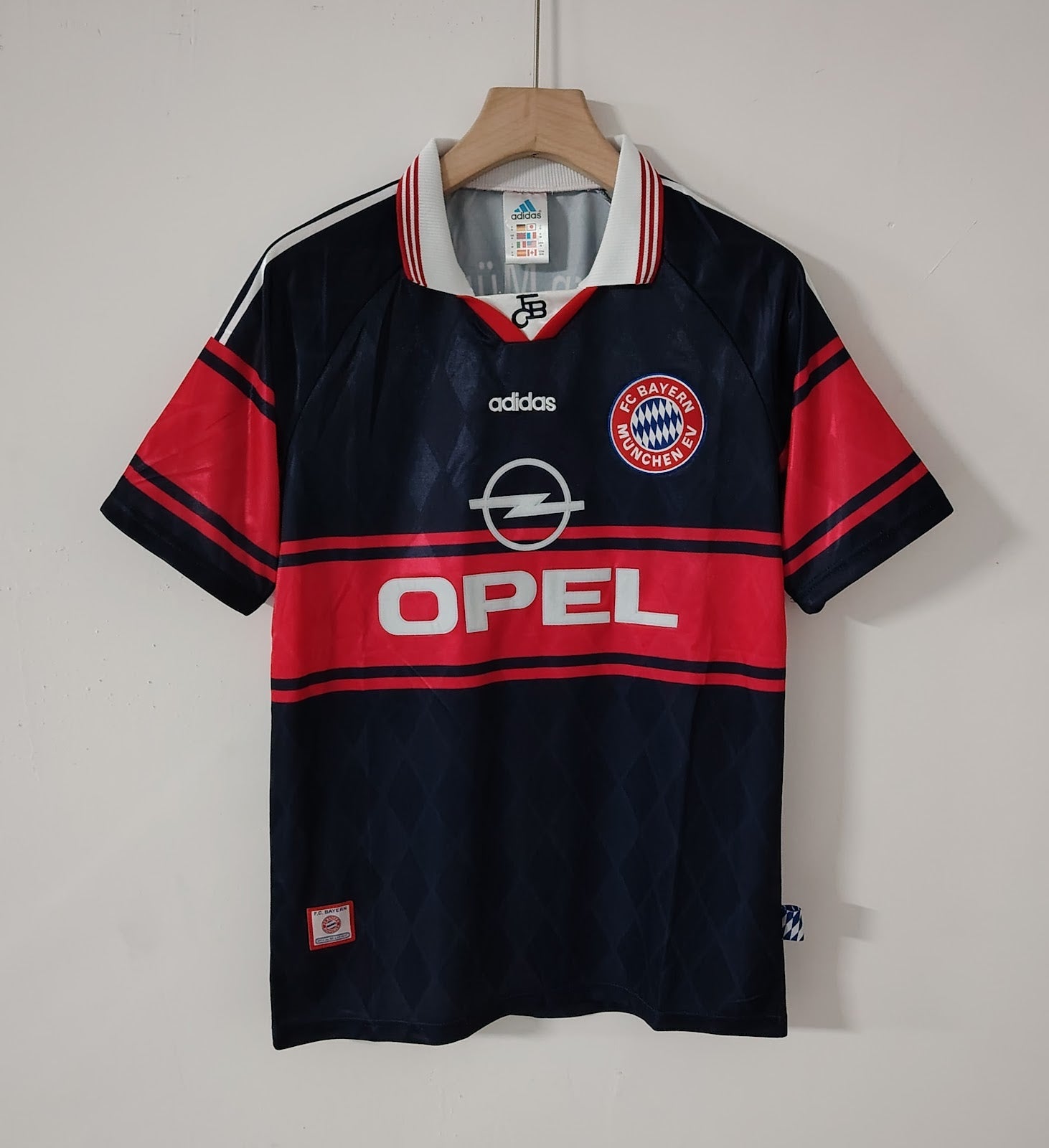 Bayern Munich 97/99 Away Retro — The Bavarian Dark Classic