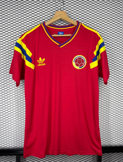 Camiseta Retro Colombia Edición 1 — La Primera de la Colección Vintage Tricolor, el Punto de Partida